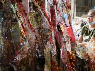 Menjelang Tahun Baru Imlek 2573, Toko-toko di Singkawang Menjual Berbagai Kreasi Buah Tangan