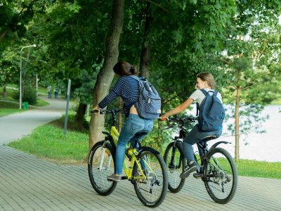 Remaja adalah masa di mana gaya hidup mulai terbentuk, dan keputusan-keputusan kecil sehari-hari dapat memiliki dampak besar pada kesehatan dan kesejahteraan di masa depan. Dalam dunia yang semakin terhubung secara digital, tantangan untuk tetap aktif dan sehat mungkin terasa lebih sulit dari sebelumnya. Namun, dengan sedikit kesadaran dan komitmen, remaja dapat membentuk gaya hidup yang seimbang dan bermanfaat bagi kesejahteraan mereka.