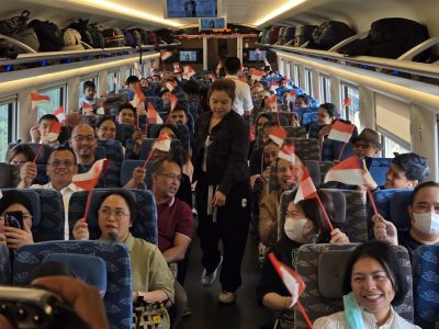 eringati HUT RI, KCIC Ajak Penumpang Whoosh Saksikan Pengibaran Bendera dan Nyanyikan Indonesia Raya di Kereta