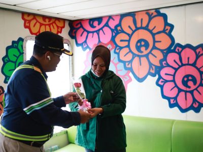 ASDP Rayakan Hari Ibu dengan Kejutan Manis di KMP Sebuku