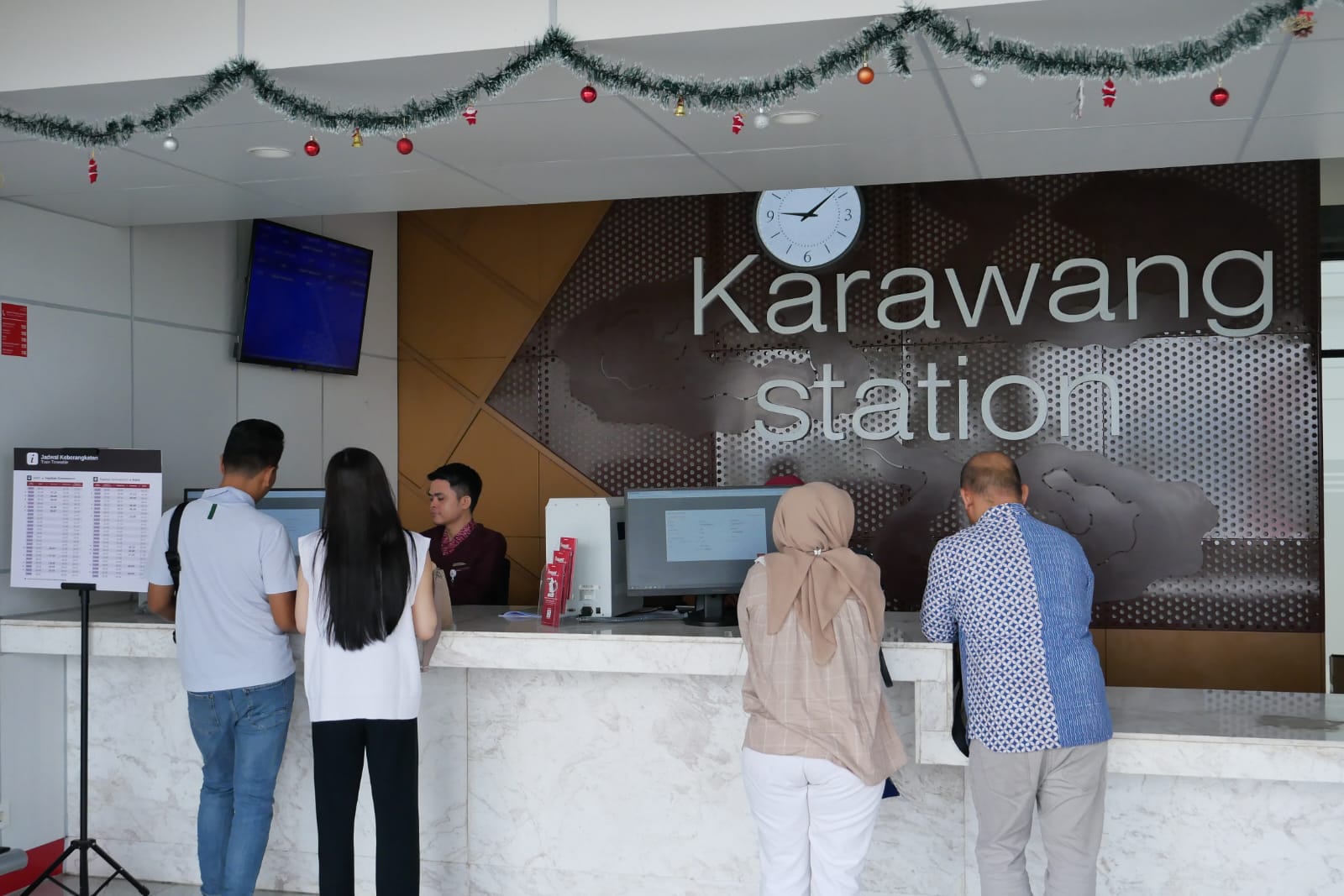 Antusiasme Tinggi Stasiun Karawang Layani 5.500 Penumpang dalam 10 Hari