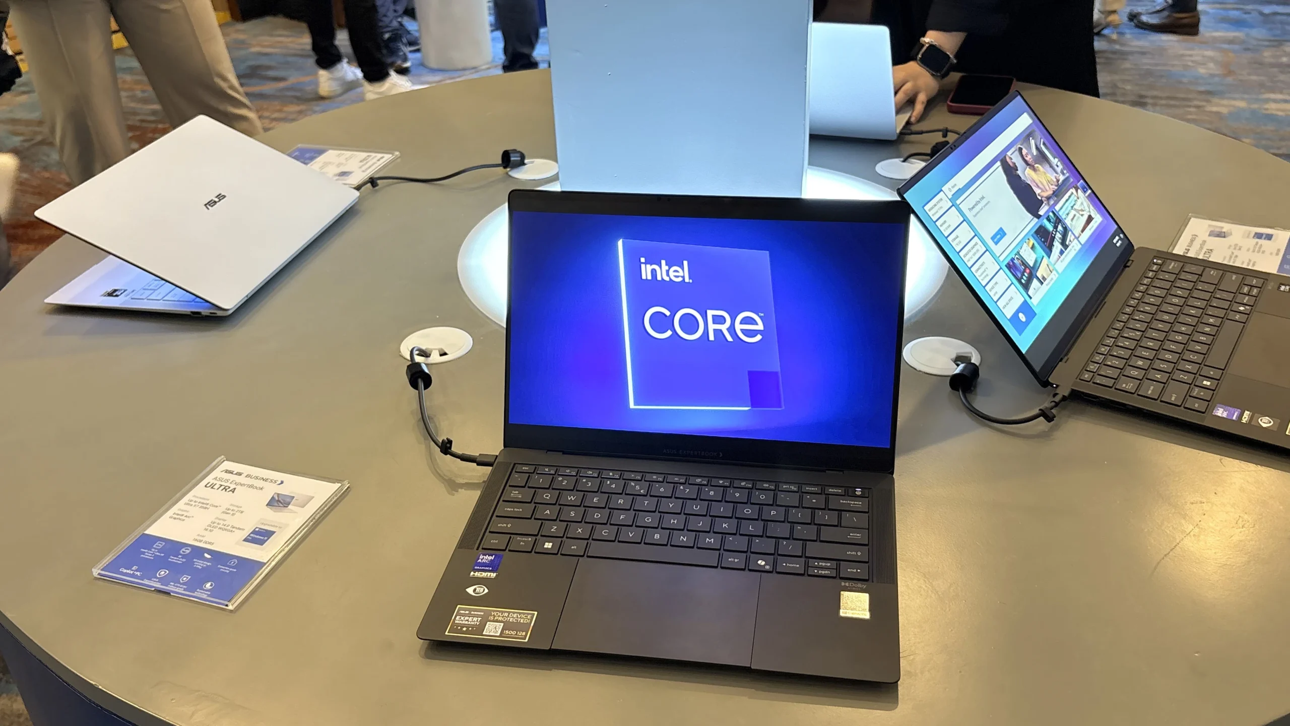 ASUS ExpertBook Ultra Dibekali Prosesor Intel Core Ultra
